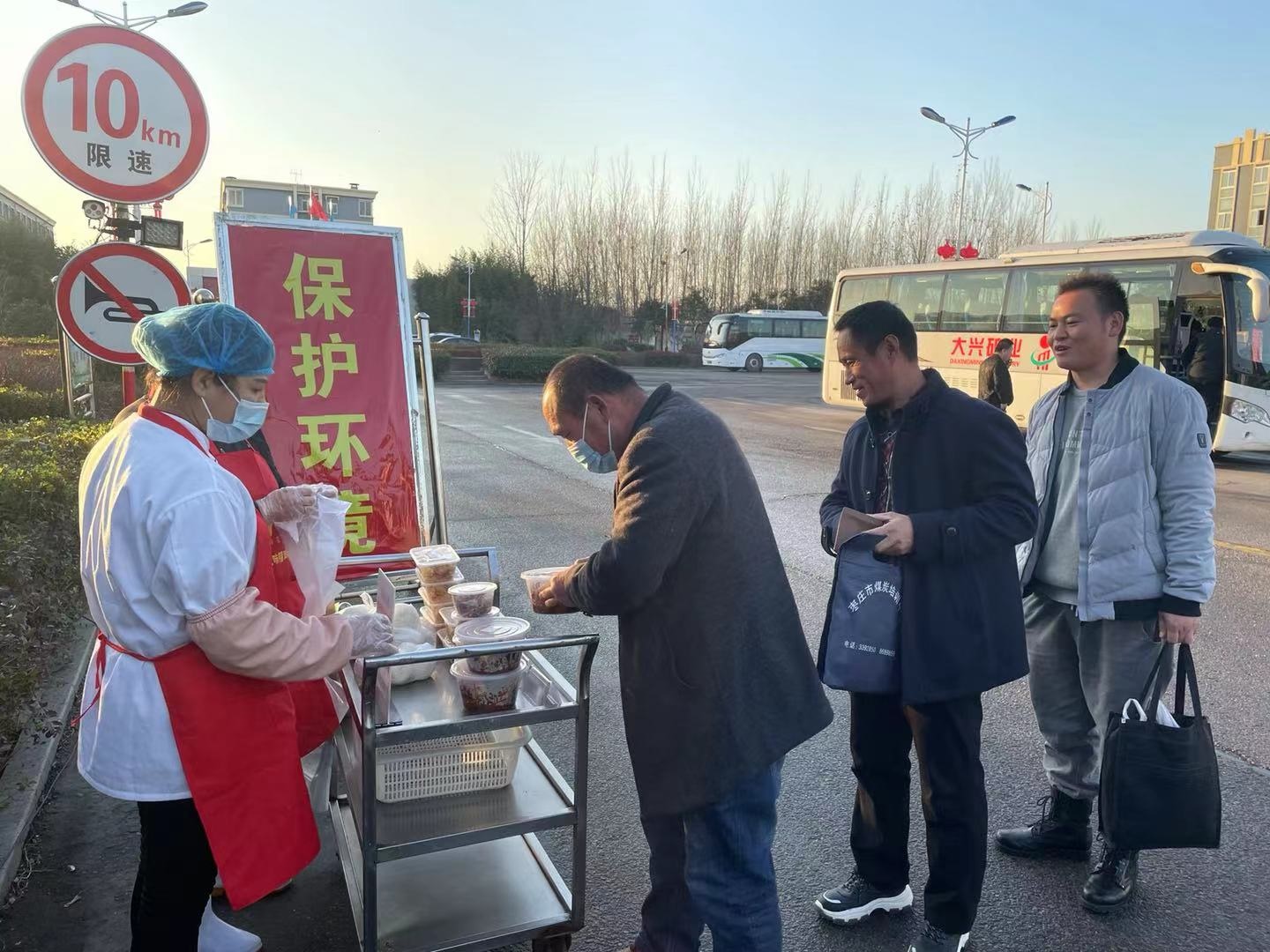 大興礦業(yè)公司食堂暖心服務(wù)獲點(diǎn)贊.jpg 大興礦業(yè)公司食堂暖心服務(wù)獲點(diǎn)贊.jpg